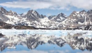 Their countries maybe distant in terms of politics and transport, but their environment and struggles are the similar. That is why Greenland calls for more cooperation between Arctic peoples in its new foreign policy strategy. Photo: Wikimedia Commons