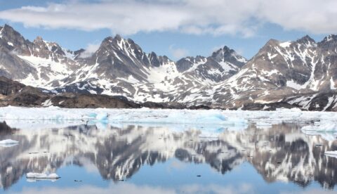 Their countries maybe distant in terms of politics and transport, but their environment and struggles are the similar. That is why Greenland calls for more cooperation between Arctic peoples in its new foreign policy strategy. Photo: Wikimedia Commons