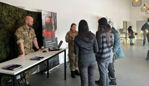 There was a great interest in joining the new "Arctic Basic Education" as representitives of the Joint Arctic Command travelled around Greenland to present it. Photo: Joint Arctic Command