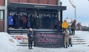 Protests outside the Inatsisartut, the Greenlandic parliament, on November 9th. The sign says 'Vi er her for Zammi', - 'We are here for Zammi'. Zammi is the daughter of the Greenlandic woman Keira Alexandra Kronvold who recently had her Zammi removed in a case from Denmark. Photo: Pernille Benjaminsen